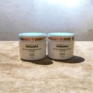 DRMTLGY Microdermabrasion Scrub Renew - White
